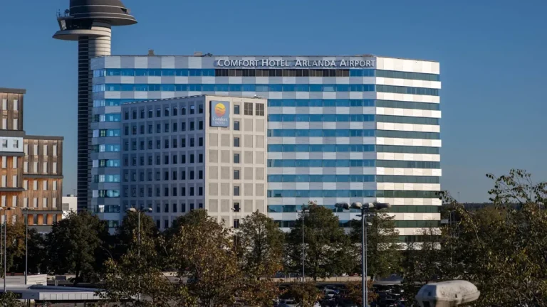 Comfort Hotel Arlanda Airport Terminal vid Sky City på Arlanda