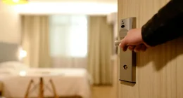 Finansiera hotellvistelsen med lån – så gör du det smart