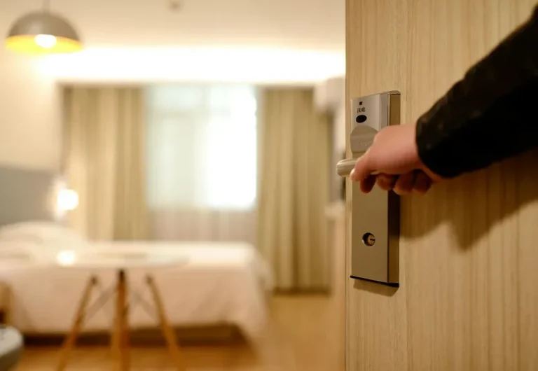 Finansiera hotellvistelsen med lån – så gör du det smart
