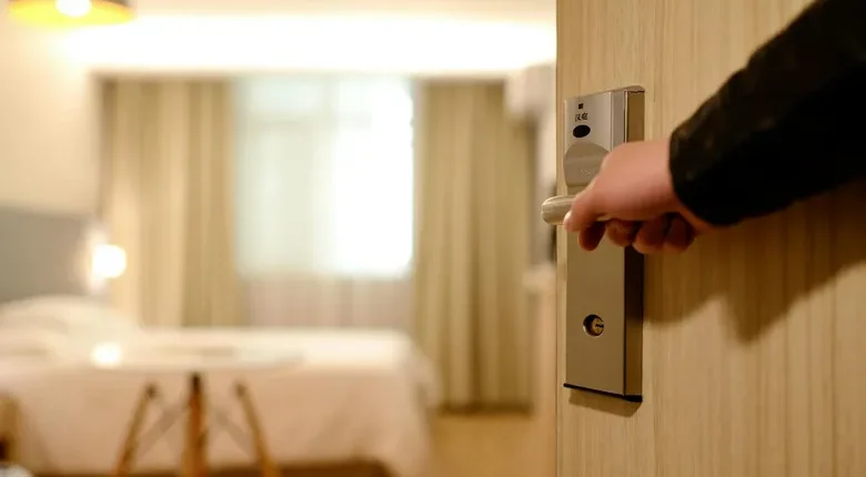 Finansiera hotellvistelsen med lån – så gör du det smart