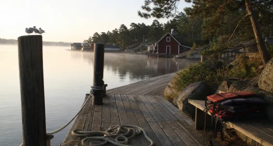Brygga i svensk skärgård i morgonljus, populärt resmål för utländska turister