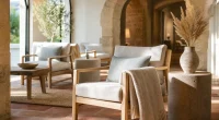 Ljus nordisk inredning i lounge på boutiquehotell i historisk sydeuropeisk byggnad