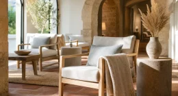 Ljus nordisk inredning i lounge på boutiquehotell i historisk sydeuropeisk byggnad