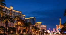 Hotelltorn och palmer längs Las Vegas Strip i skymningen